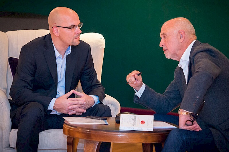 Bernhard Moestl bei einem Lösungsgespräch